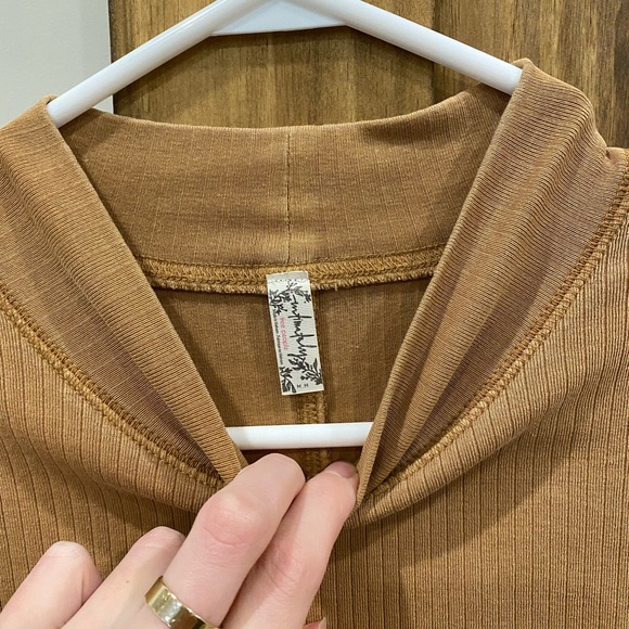 FREE PEOPLE Long sleeve top! - Picture 2 of 3